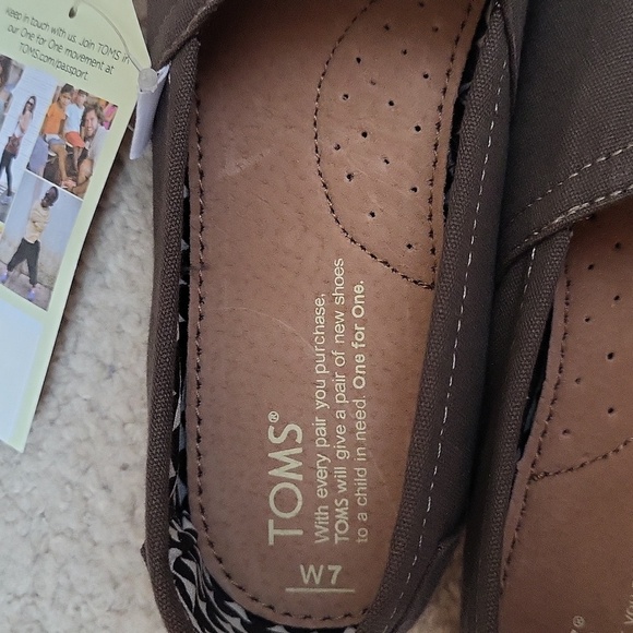NWT! OLIVE CLASSIC TOMS! SIZE 7! - Picture 6 of 9
